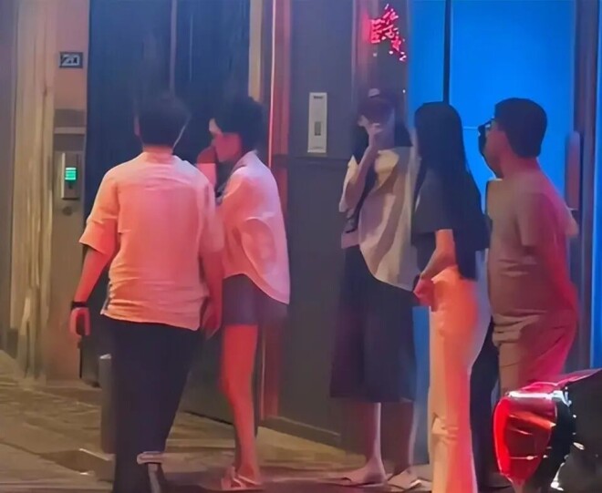 王思聪法国带妹K歌 被4个美女环绕累到靠墙（配图4）