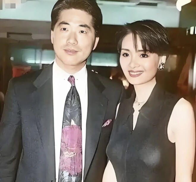 60岁叶子楣给朋友庆生 打扮清爽显年轻（配图1）