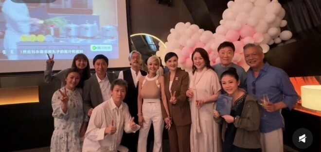 60岁叶子楣给朋友庆生 打扮清爽显年轻（配图4）