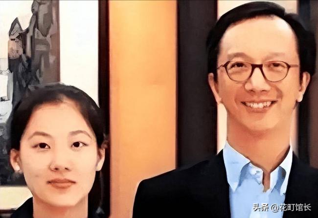 伏明霞全家罕见同框 完全富婆样 女儿似明星