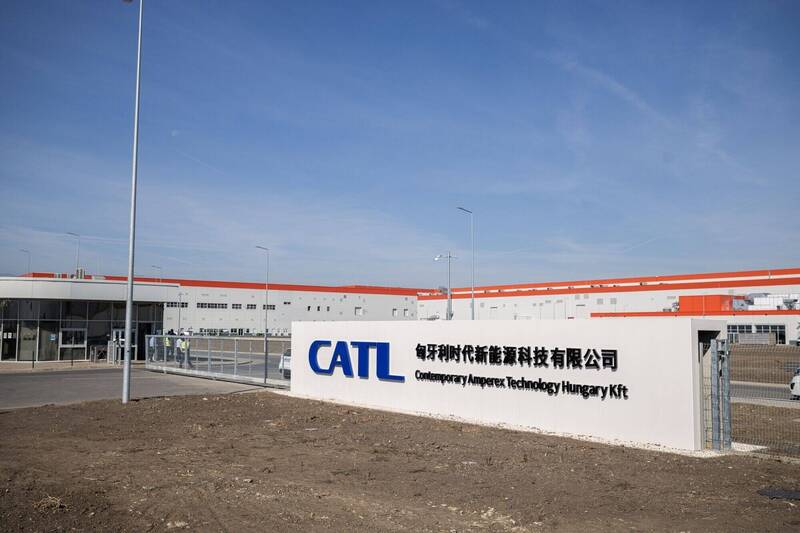 图为宁德时代位于匈牙利德布勒森（Debrecen）的新电池工厂，目前该厂已开始进行电池模组生产，完整建成后将成为宁德时代在中国以外最大的生产基地。 （彭博）
