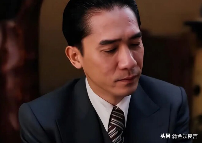 梁朝伟现身敦煌 扛铁锹种树脸晒焦黄（配图15）