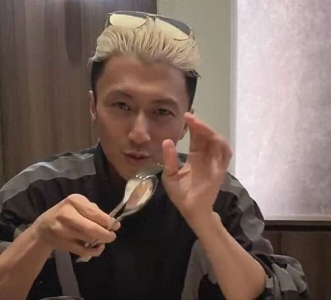 谢霆锋陪母亲香港聚餐 眼窝深陷抬头纹明显（配图2）