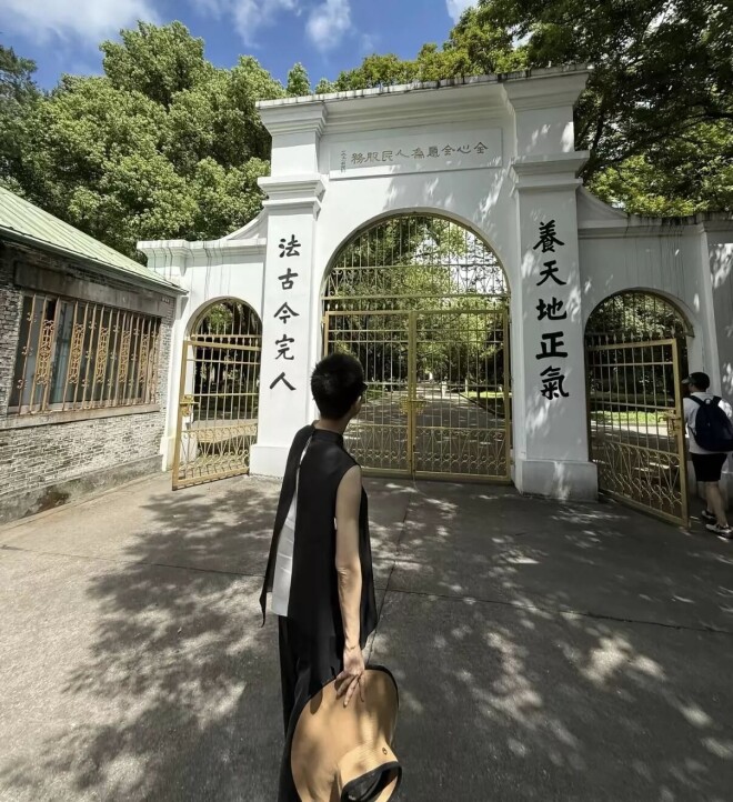 54岁袁立模样变了 一身黑衣像胡因梦（配图3）