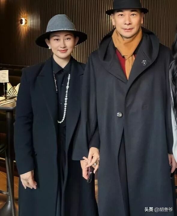 曝54岁赵文卓拼4胎 44岁老婆小腹隆起藏不住（配图17）