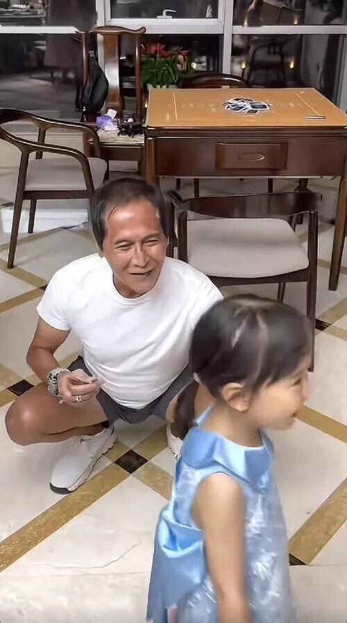 齐秦：在美国和百岁母亲住一起 下台阶都不利索（配图11）