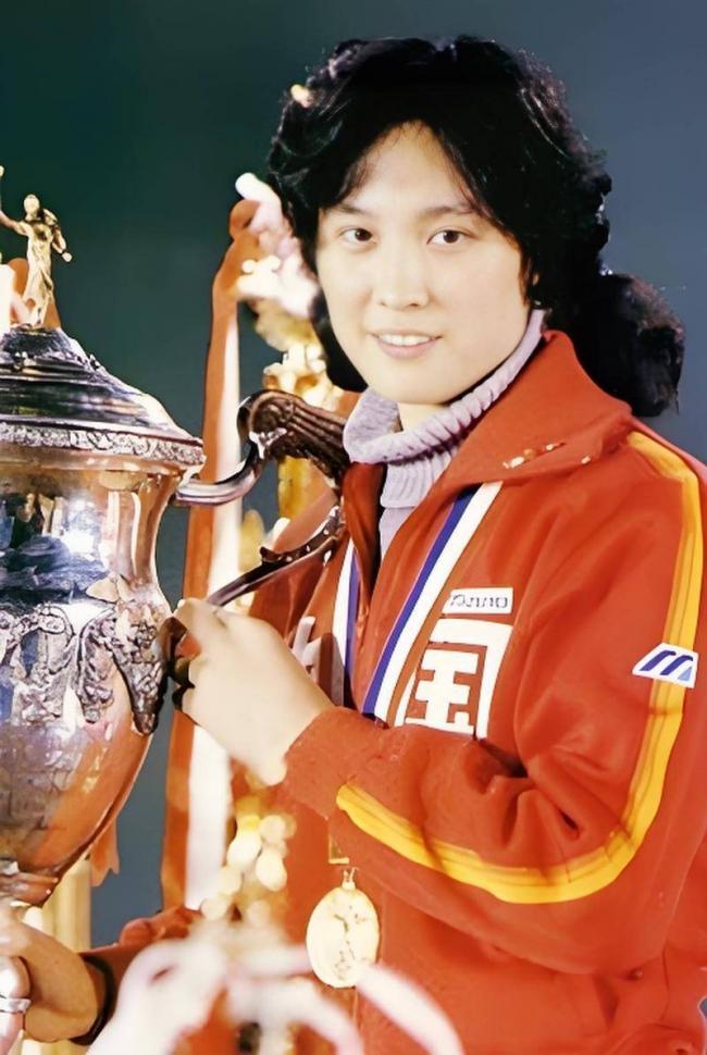 女排首任队长弃官下海，北京有楼女儿是国际超模