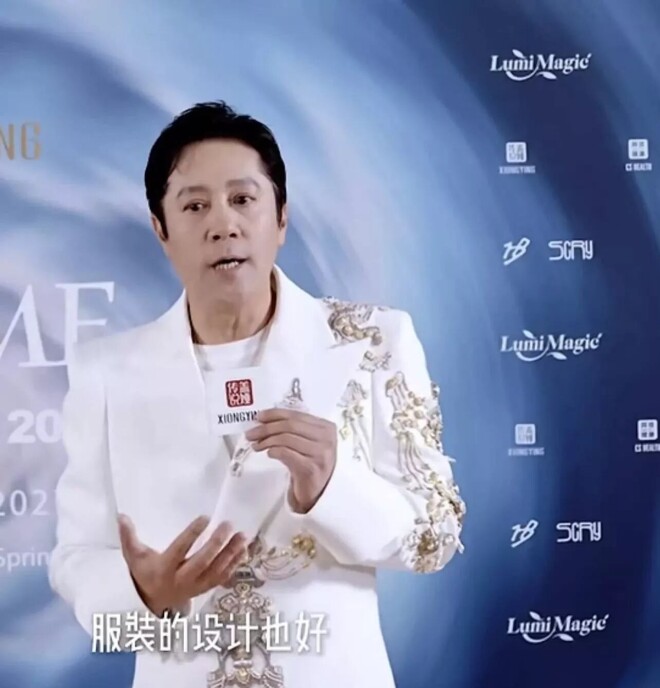 蔡国庆8岁儿子走秀 圈外老婆罕露面好优雅（配图10）