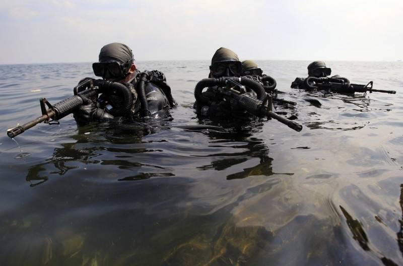 美国海军海豹突击队（Navy SEALs）执行海上渗透训练。美军2019年一项对北韩的极机密任务遭《纽约时报》揭露后，引发川普政府追查消息来源争议。（路透档案照）