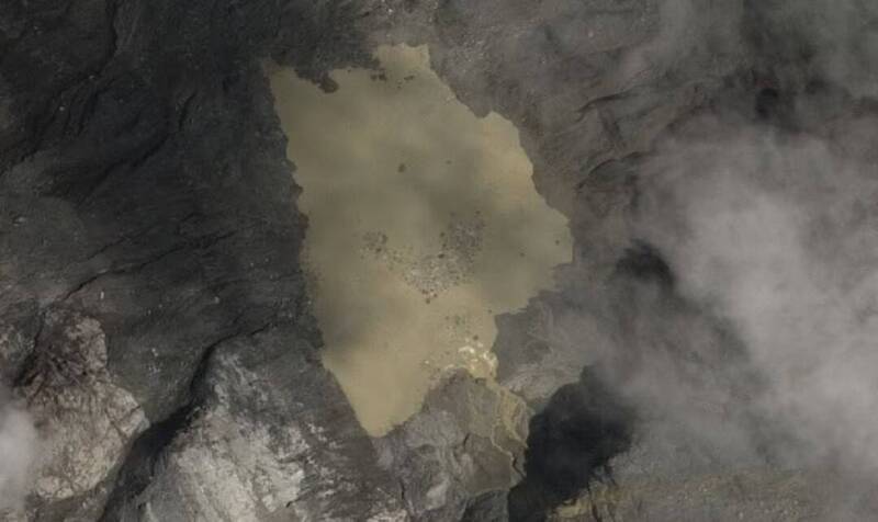 衛星影像顯示，中國西藏與尼泊爾邊境冰川崩塌現場形成的兩座湖泊之一，當局持續監測水體變化，防範二次洪災。（路透）