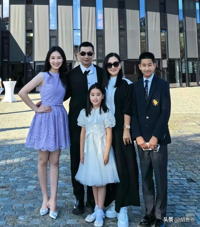 曝54岁赵文卓拼4胎 44岁老婆小腹隆起藏不住（配图21）
