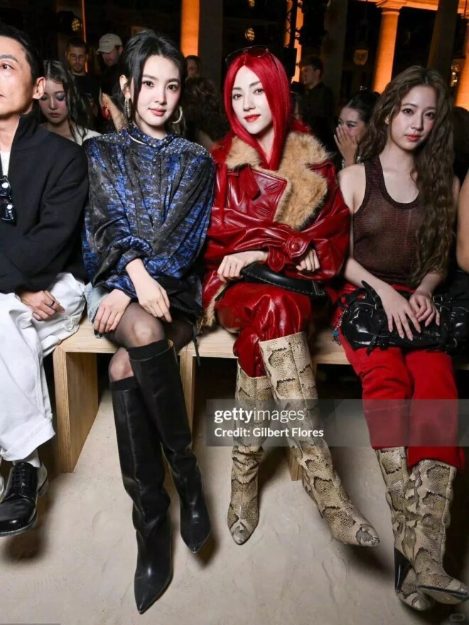 杨紫穿恨天高身材五五分 头大肩小好辣眼（配图10）