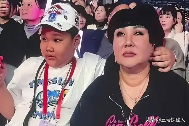 郭德纲二儿子长相太着急 和老妈共用一张脸