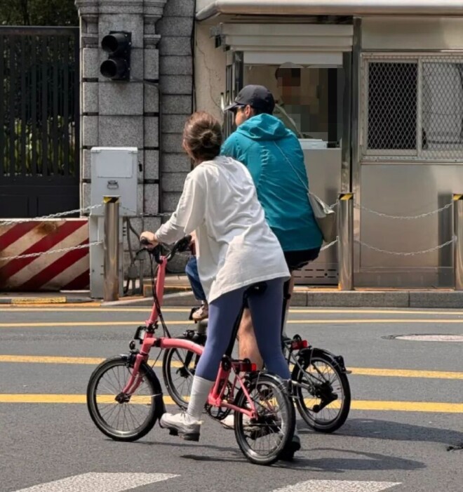 胡歌一家三口骑行罕同框 3岁女儿小茉莉近照曝光（配图2）