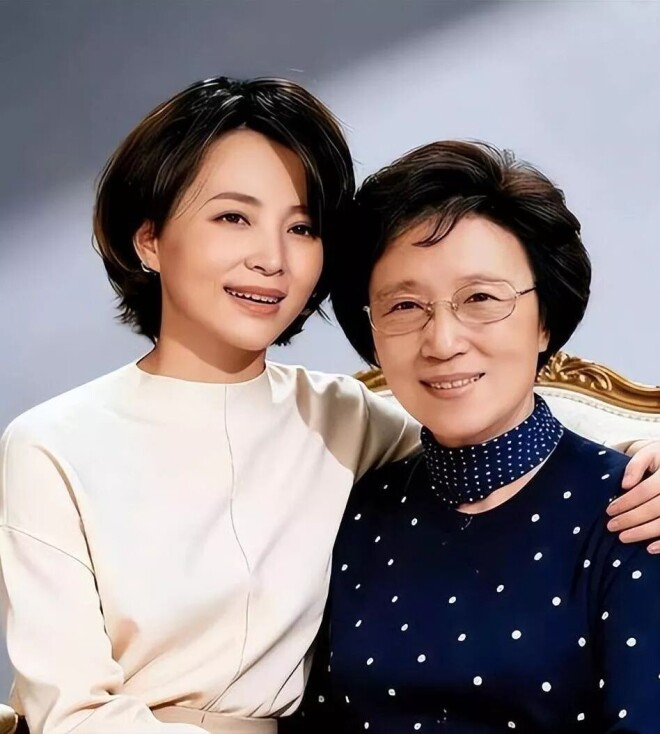 董卿现身敬一丹追悼会 头发染了但凌乱憔悴（配图6）