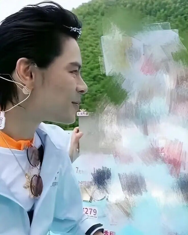 向佐助理撞脸郭碧婷 黑长直、大眼睛完美复刻（配图2）