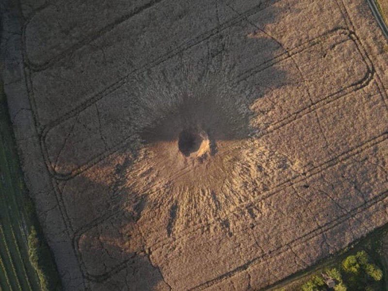 俄军一枚巡航飞弹入侵波兰领土炸出巨大弹坑，引发北约领土遭侵犯疑虑。   图:翻摄自X @visegrad24