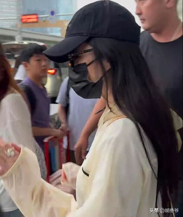刘亦菲穿60块上衣背两万LV包 双腿粗壮丰腴（配图8）