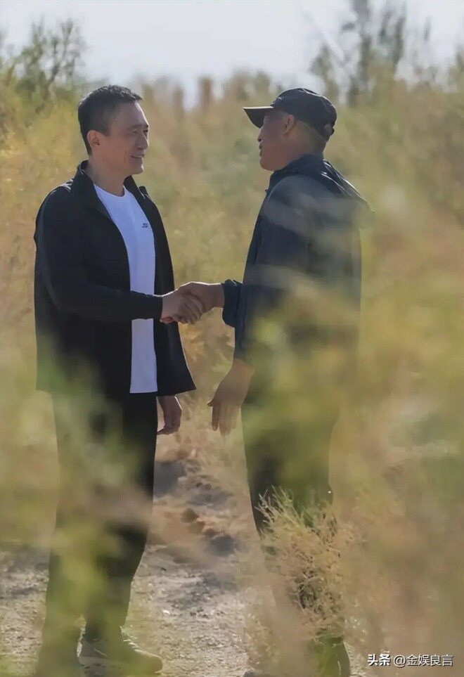 梁朝伟现身敦煌 扛铁锹种树脸晒焦黄（配图16）