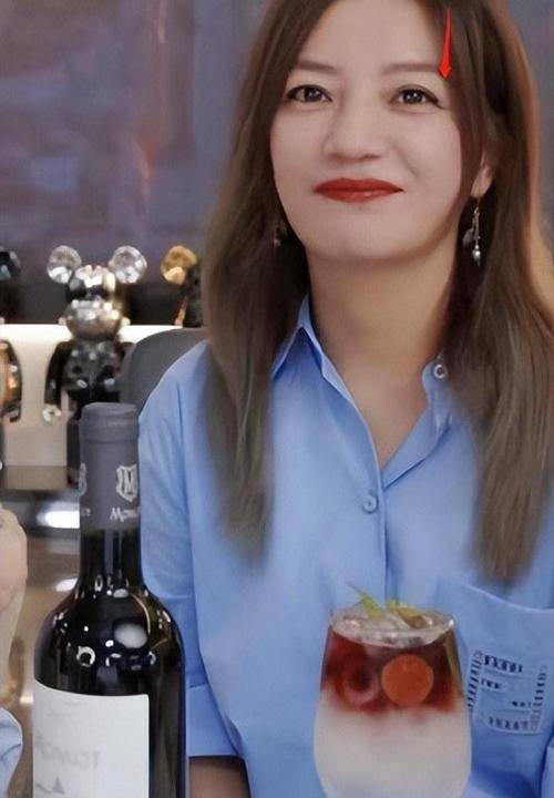 被封5年后赵薇再曝近况，瘦到脱相不敢认