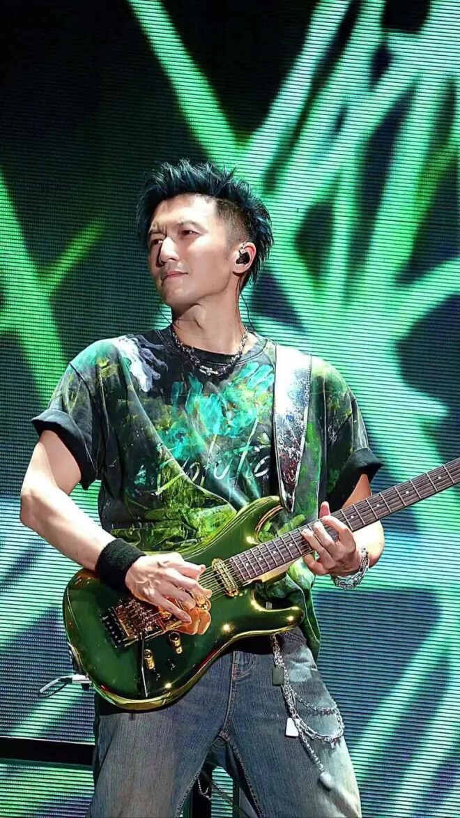 张柏芝现身青岛 30度大热天穿牛仔外套（配图12）