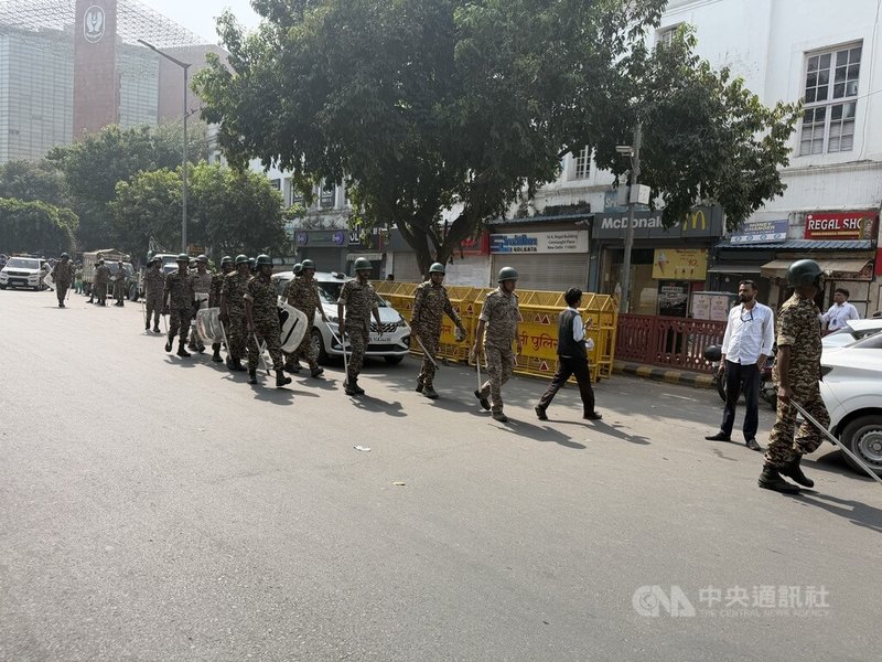 蟑螂人民黨10日發起抗議活動，相關單位在前一天就部署大量維安，今天持續增加（如圖）。中央社記者李晉緯新德里攝　115年10月10日