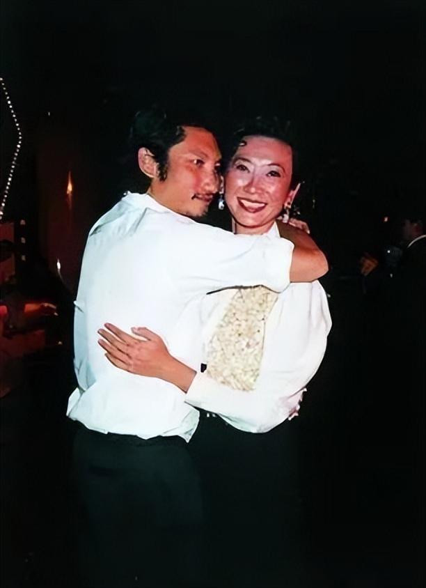 徐克为何64岁还和施南生离婚？（配图12）