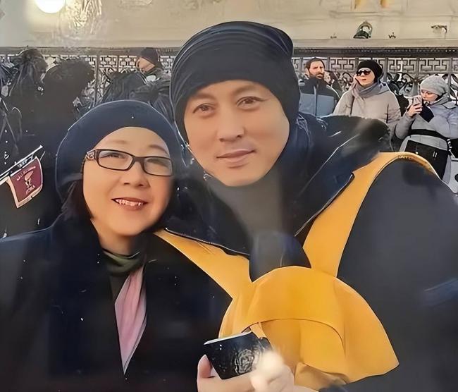 他是红楼第一美男，今62岁享受天伦，住豪宅