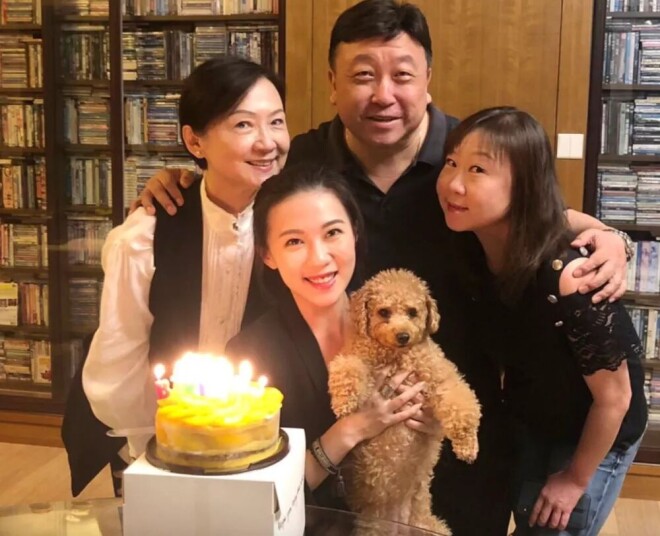 71岁王晶为妻庆生全家福曝光 女儿长相似妈妈（配图2）