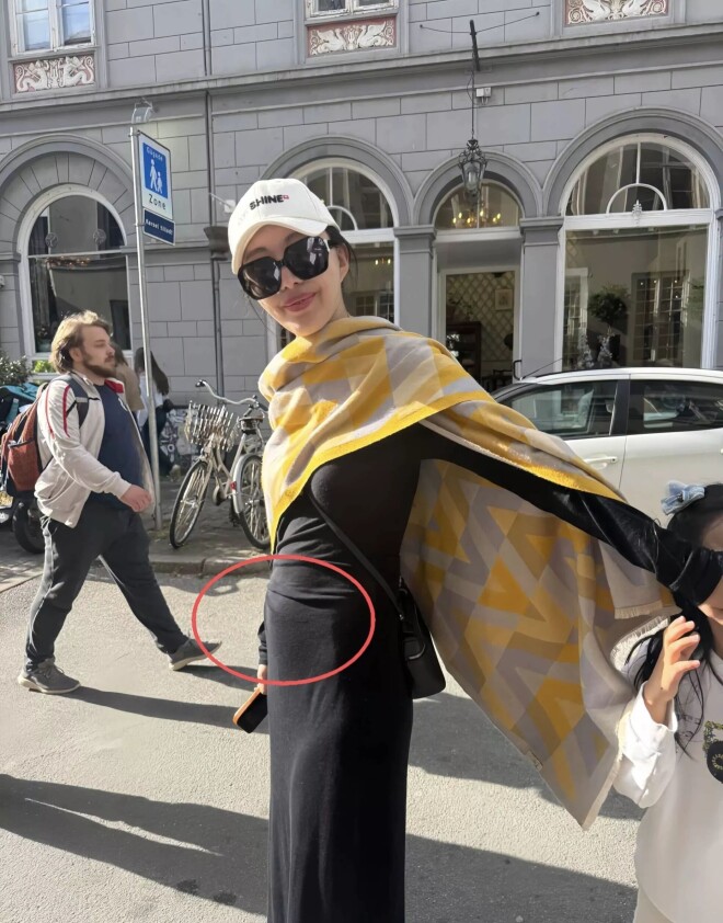 田朴珺带女儿国外度假 穿黑裙配羊绒披肩像贵妇（配图1）