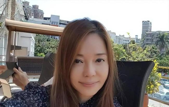 被畸形母爱毁掉的星二代：母乳12年，同床15年