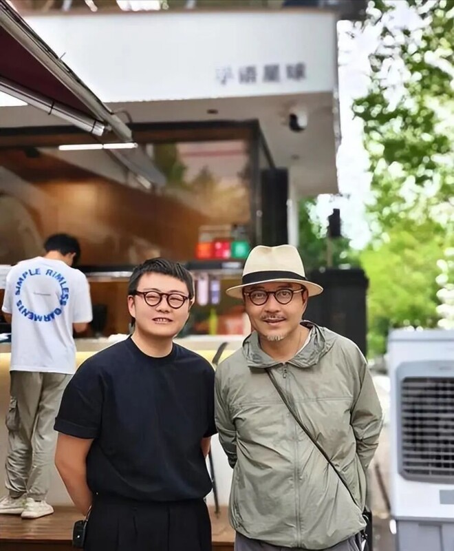 52岁汪涵：一家四口定居长沙 两鬓斑白打扮邋遢（配图19）