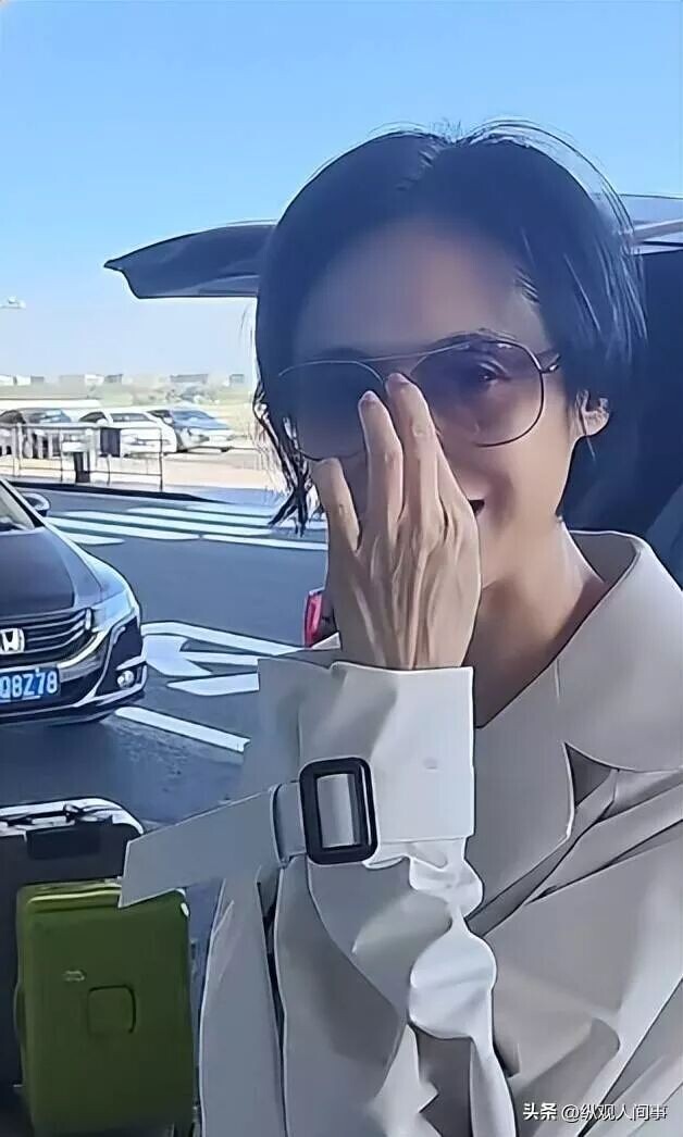 北京机场偶遇朱茵 穿的很潮生图黑又矮（配图22）