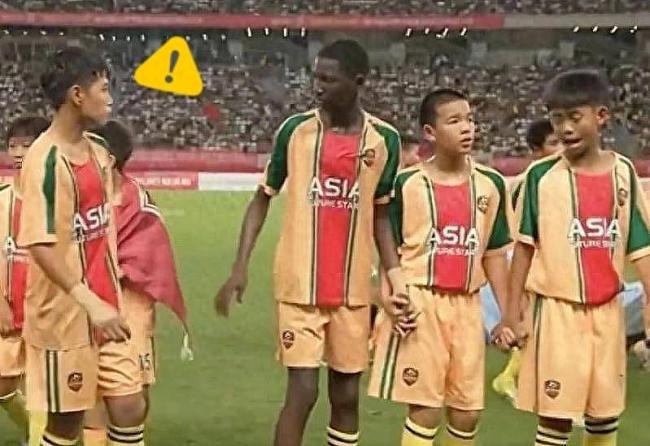 董路连夜扒皮！11岁黑人天才竟是成年人？