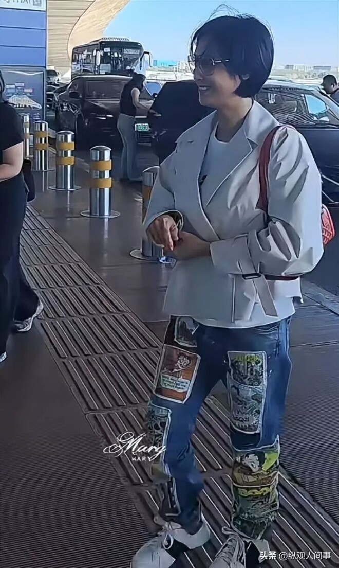 北京机场偶遇朱茵 穿的很潮生图黑又矮（配图6）