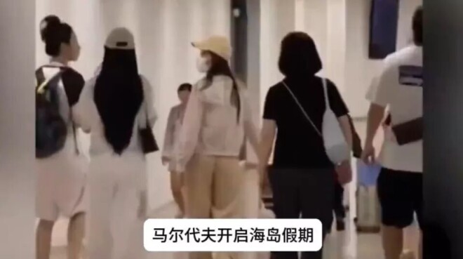 Angelababy度假照曝光 学霸弟弟罕同框（配图1）