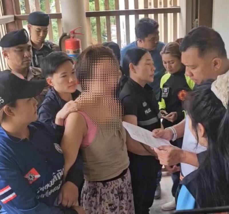一名中国女子涉嫌在泰国药局门口随机攻击当地女子，遭到警方逮捕。 （撷取自脸书）