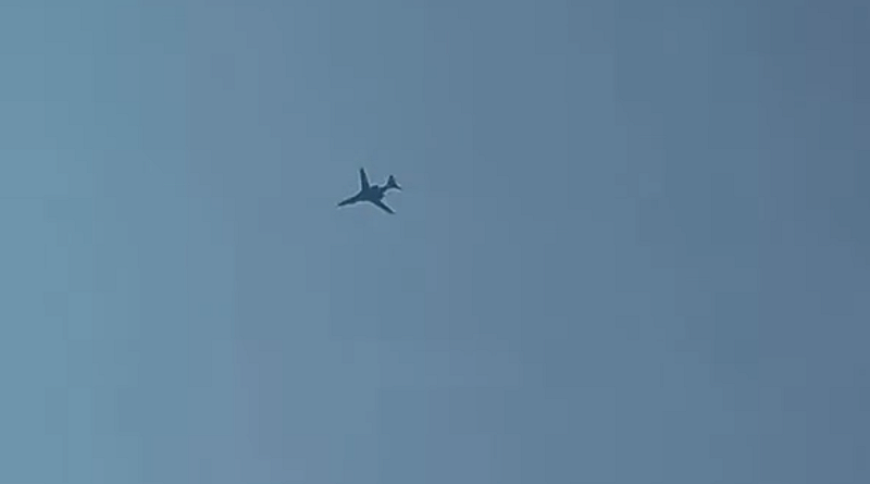  多架美国空军 B-1 枪骑兵重型轰炸机从英国起飞，与此同时，川普总统威胁要对伊朗的防御工事「镐山」进行打击。 图：翻摄自 X @hntrbrkmedia 