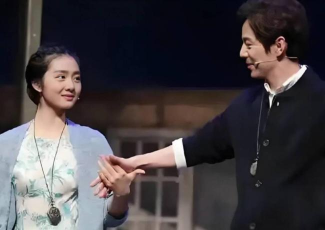 乌镇这一夜，黄磊大女儿惊艳，全场瞩目