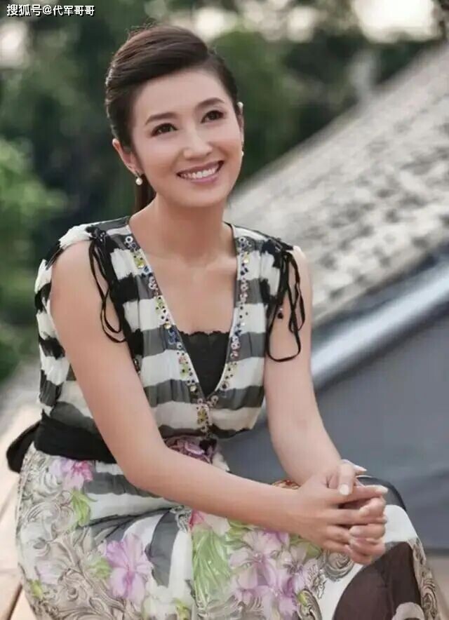 48岁美女主持人徐春妮近况 嫁给刚强生下一子（配图6）