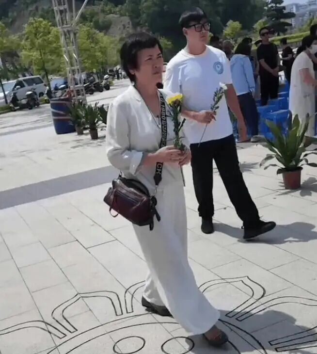 香港武打巨星陈观泰去世火化后海葬 太太撒骨灰（配图2）