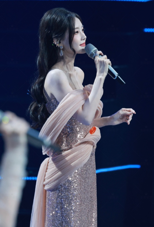 大湾区晚会：李宇春身材真好，刘涛好惊艳