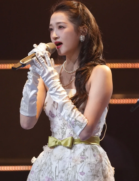 大湾区晚会：李宇春身材真好，刘涛好惊艳