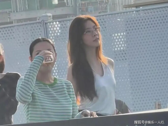 王菲母女三人在阿那亚 前夫窦唯也在（配图14）