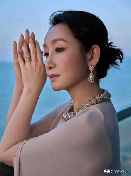 飞天奖红毯：马伊琍穿成地摊货 倪萍像地主婆（配图12）