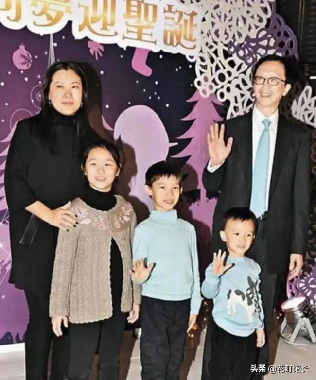 伏明霞全家罕见同框 完全富婆样 女儿似明星
