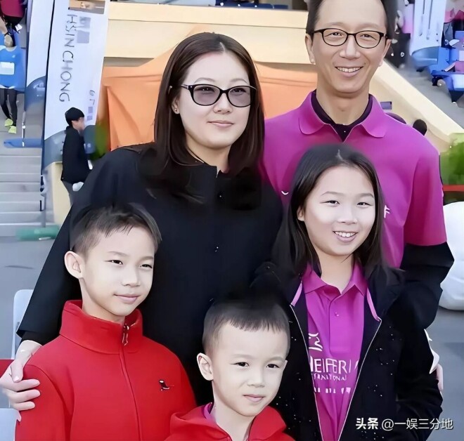 伏明霞74岁丈夫露面 佝偻头秃动作痴（配图20）