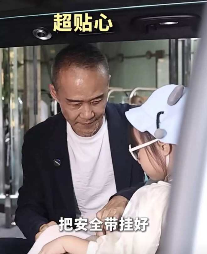 田朴珺带女儿国外度假 穿黑裙配羊绒披肩像贵妇（配图7）