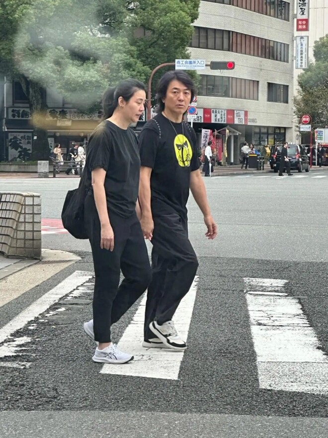 蒙嘉慧郑伊健日本牵手被偶遇 状态大不同（配图1）