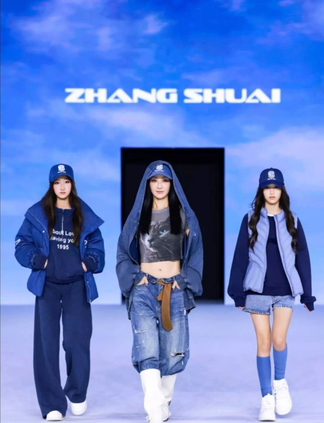 59岁景岗山携儿女走秀：儿子185女儿175（配图10）